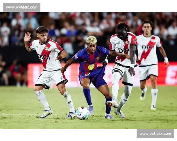 巴萨新星库巴西恋情曝光！携红发女友甜蜜度假机场秀恩爱